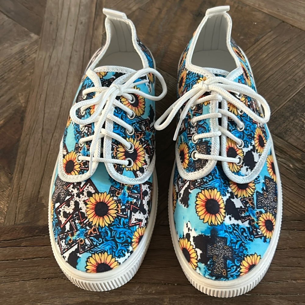 NWOT Sunflower and Crosses Make These Stand Out!